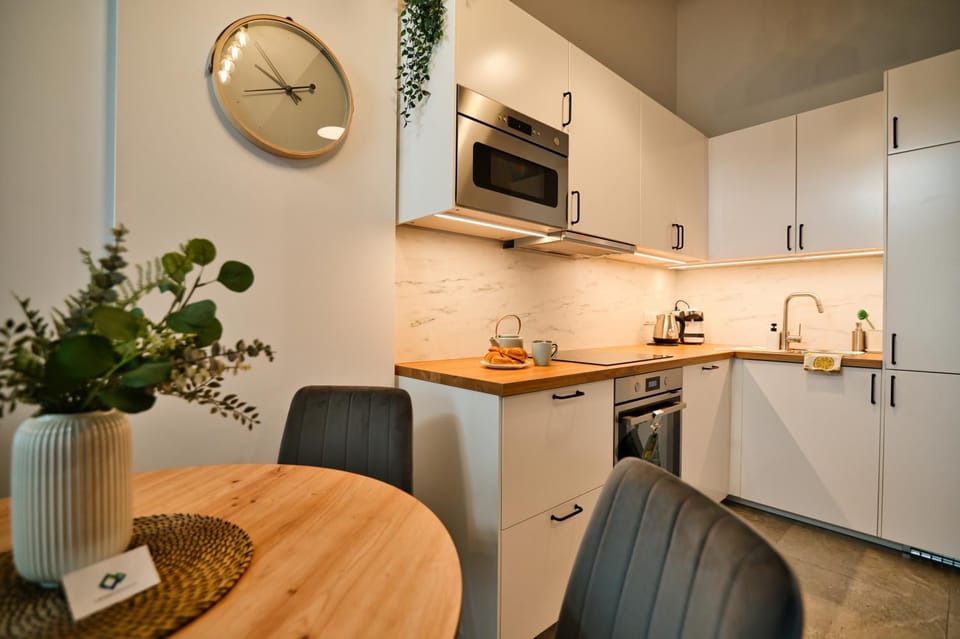 Kitchen or kitchenette, Dining area, stove
