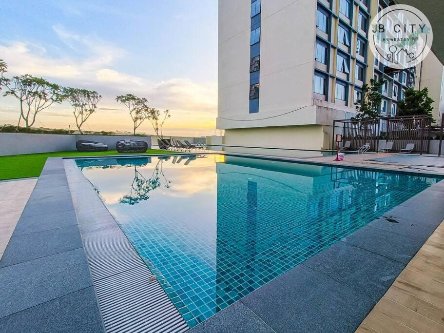 Pool view, Swimming pool, sunbed