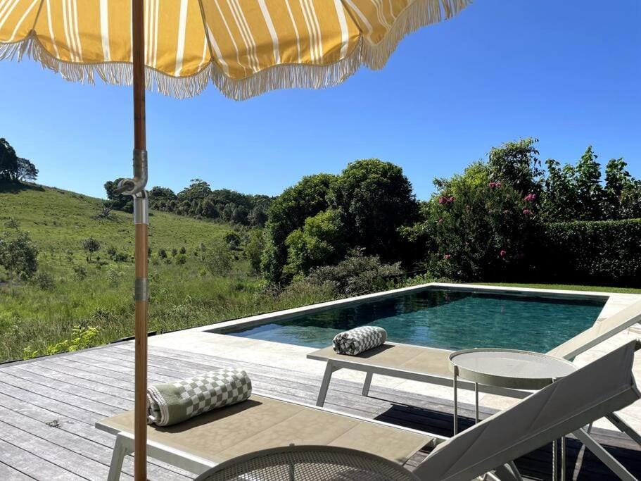 Day, Natural landscape, Pool view, Swimming pool, sunbed