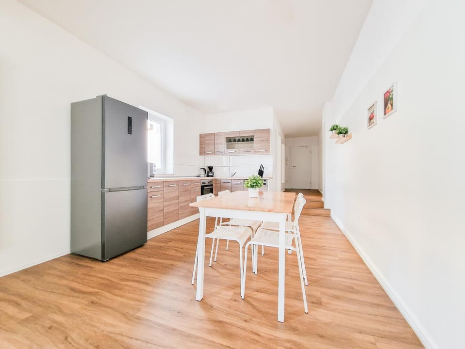 Coffee/tea facilities, Dining area, dishwasher, microwave, oven, stove, kitchen