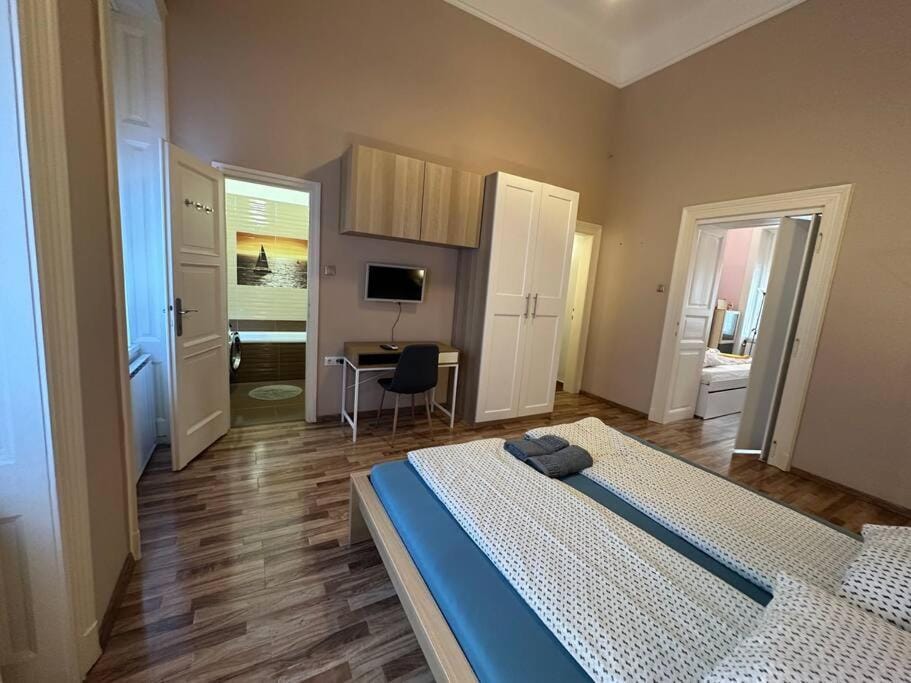 Fancy Cozy 2 BDR Downtown Apt Apartment in Budapest