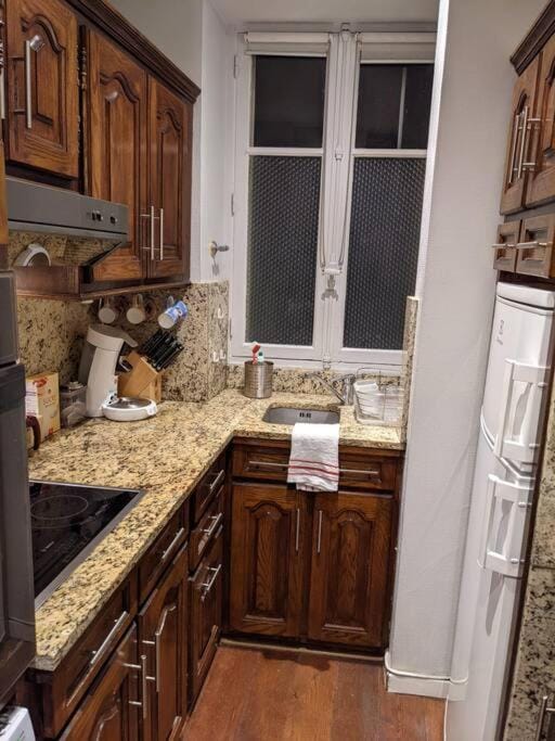 2 bd 16th Arrondissement Trocadero Sleeps 4 to 6 Eiffel Tower Apartment in Paris