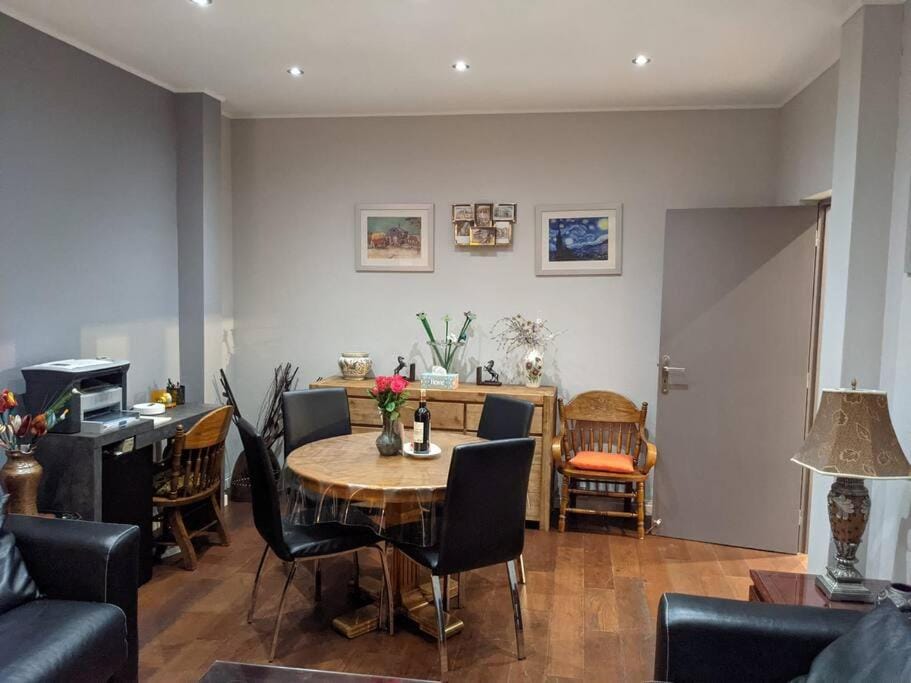 2 bd 16th Arrondissement Trocadero Sleeps 4 to 6 Eiffel Tower Apartment in Paris
