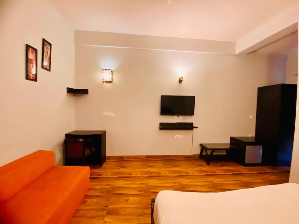 Bed, TV and multimedia, Seating area, Bedroom