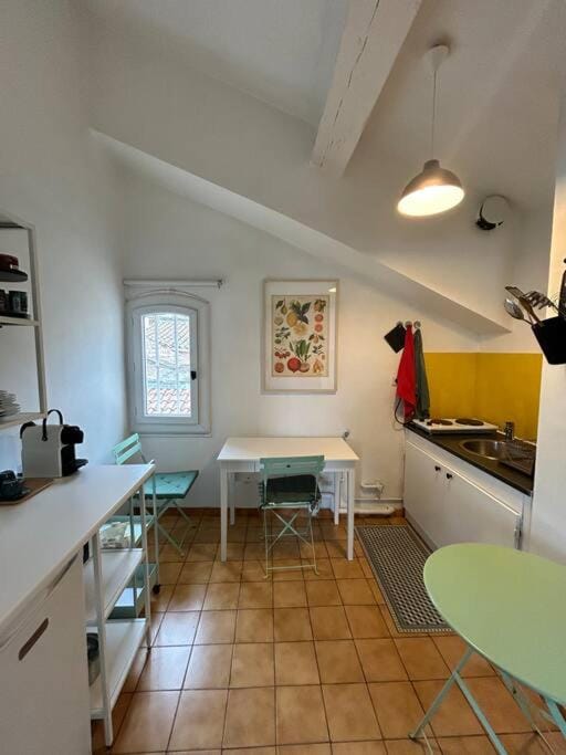 Kitchen or kitchenette, Dining area