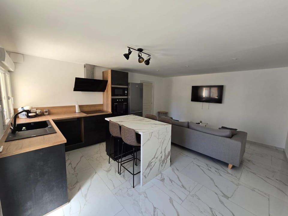 Kitchen or kitchenette, Dining area, dishwasher, oven, stove