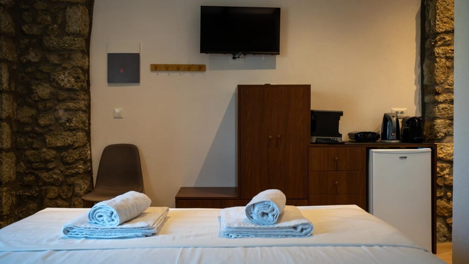 Bed, TV and multimedia, Kitchen or kitchenette, Photo of the whole room, Bedroom