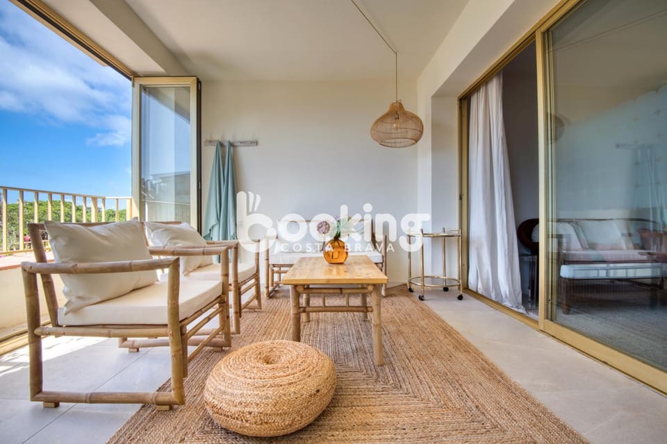 Day, View (from property/room), Balcony/Terrace, Living room, Dining area, Garden view, Pool view, Sea view