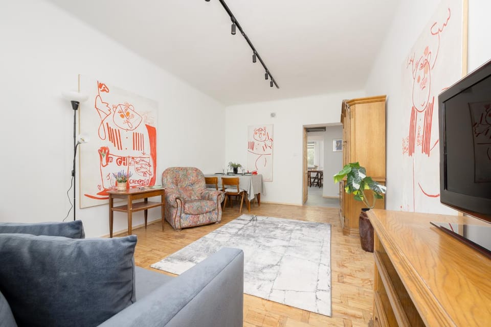 Bed, TV and multimedia, Seating area, Evening entertainment, Bedroom
