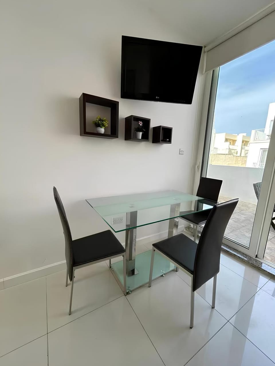 Communal lounge/ TV room, TV and multimedia, Living room, Dining area