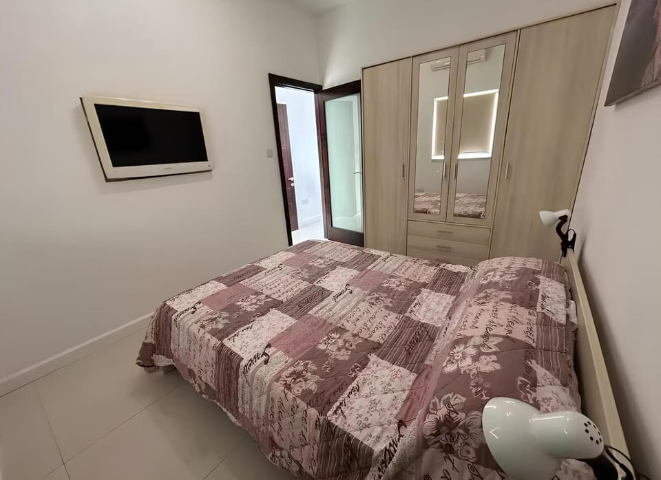 Bed, TV and multimedia, Photo of the whole room, Bedroom, wardrobe