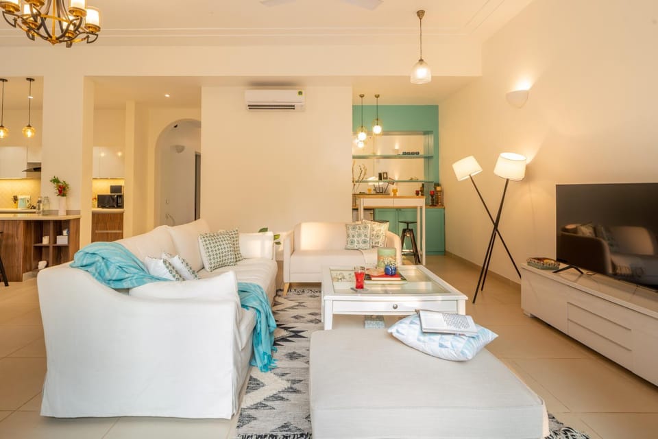 Bed, TV and multimedia, Kitchen or kitchenette, Living room, Photo of the whole room, Seating area, Dining area, Bedroom, towels, air conditioner