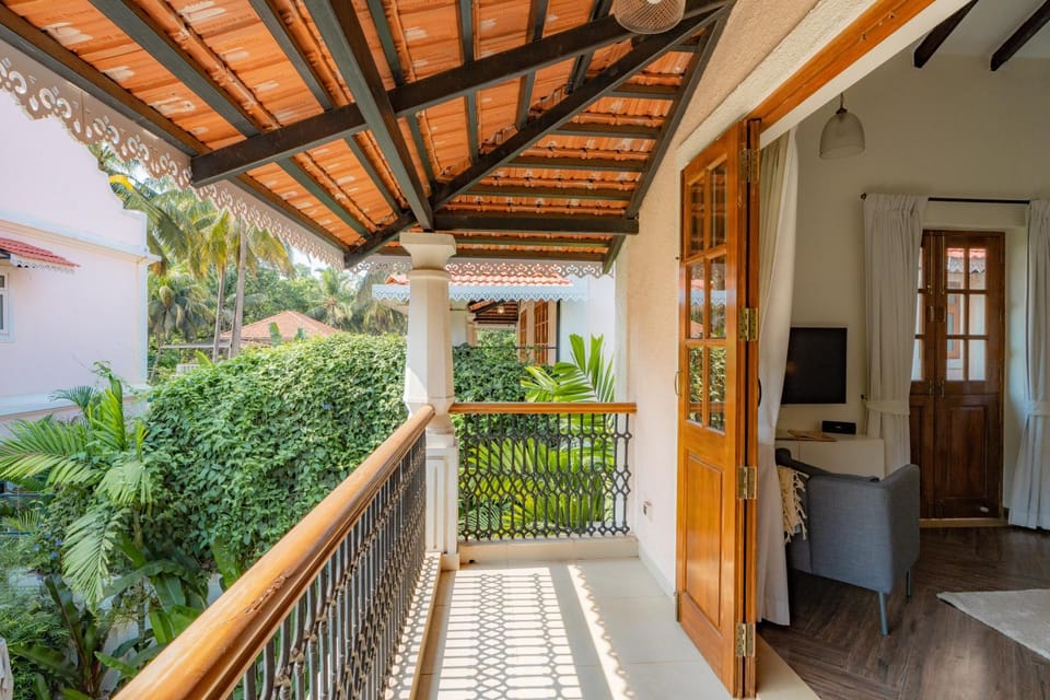 Patio, Communal lounge/ TV room, Spring, Day, Garden, TV and multimedia, View (from property/room), Balcony/Terrace, Garden view