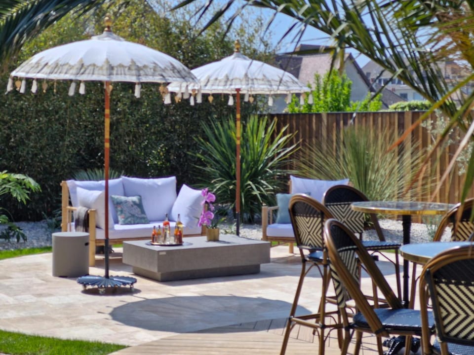 Patio, Garden, Seating area, Dining area