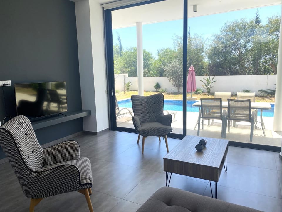 TV and multimedia, Seating area, Pool view