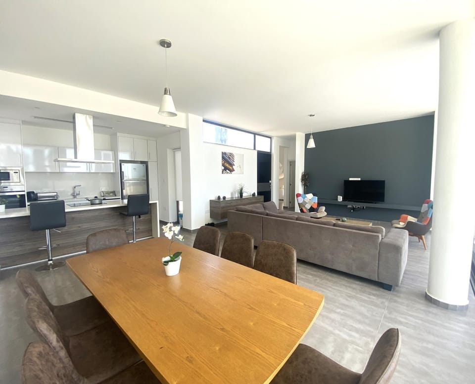 TV and multimedia, Kitchen or kitchenette, Living room, Dining area