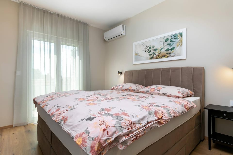 Bed, Bedroom, air conditioner