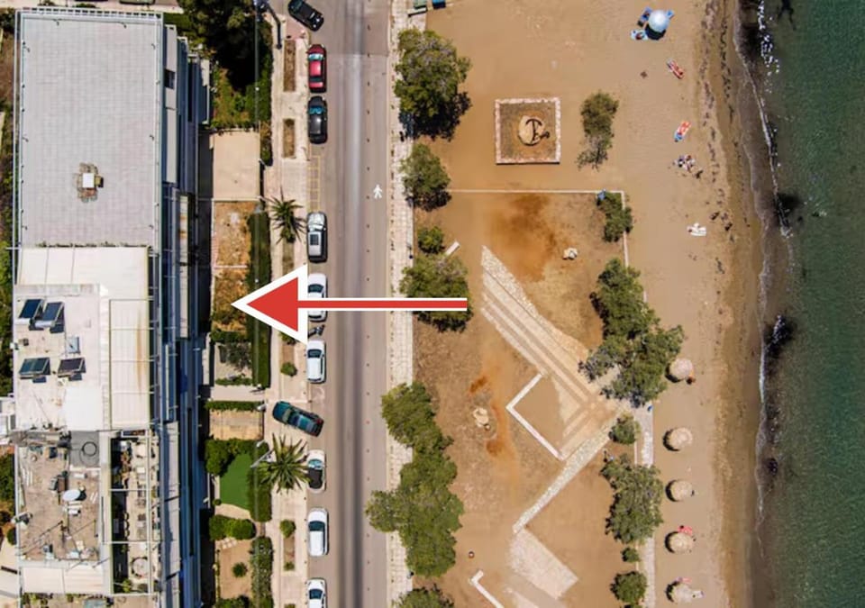 Vouliagmeni Beachfront Athens Fast WiFi Apartment in Vouliagmeni