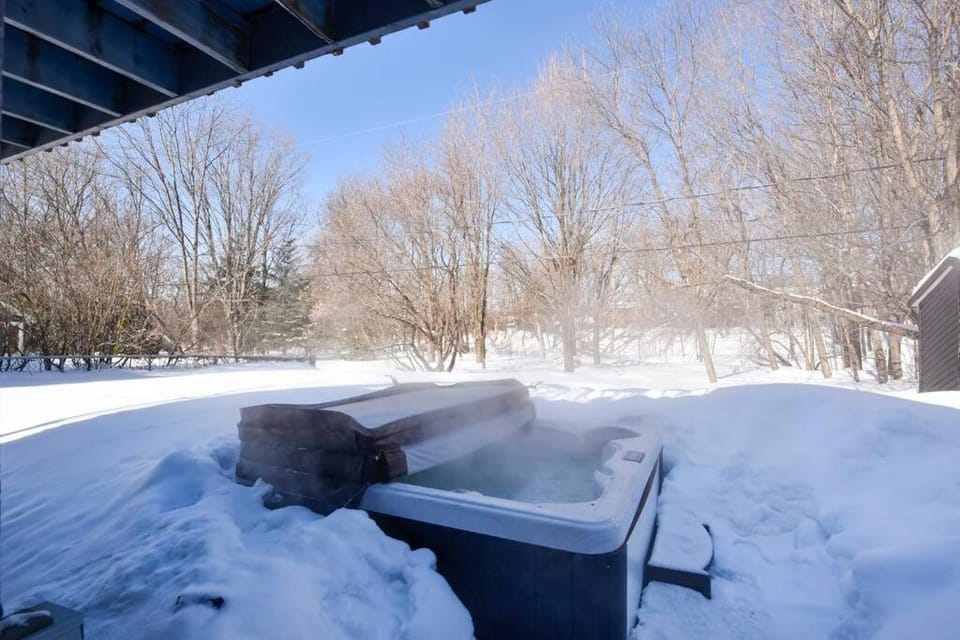 Cozy home with hot tub near airport House in Quebec City