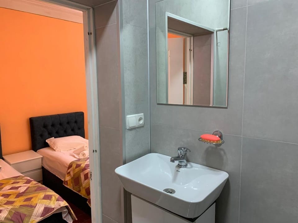 Bed, Bathroom, Photo of the whole room, Bedroom, towels