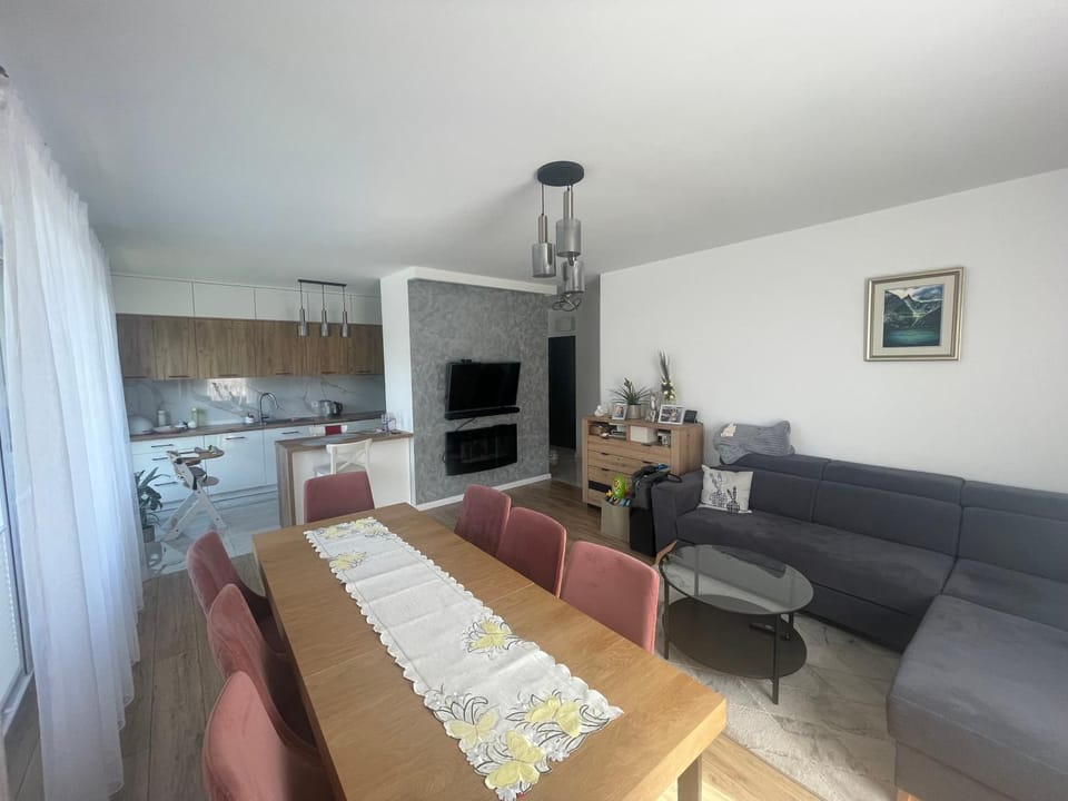 TV and multimedia, Living room, Seating area, Dining area