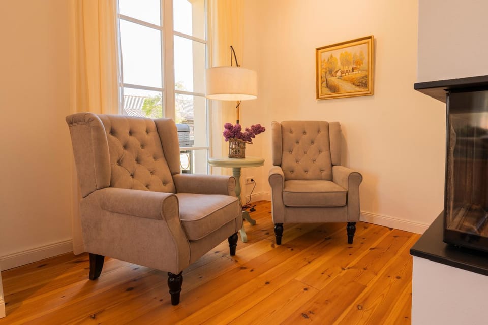 Seating area, fireplace