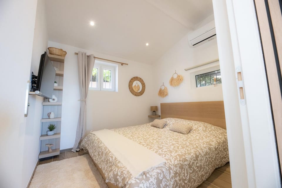 Bed, TV and multimedia, Photo of the whole room, Bedroom, wardrobe, air conditioner