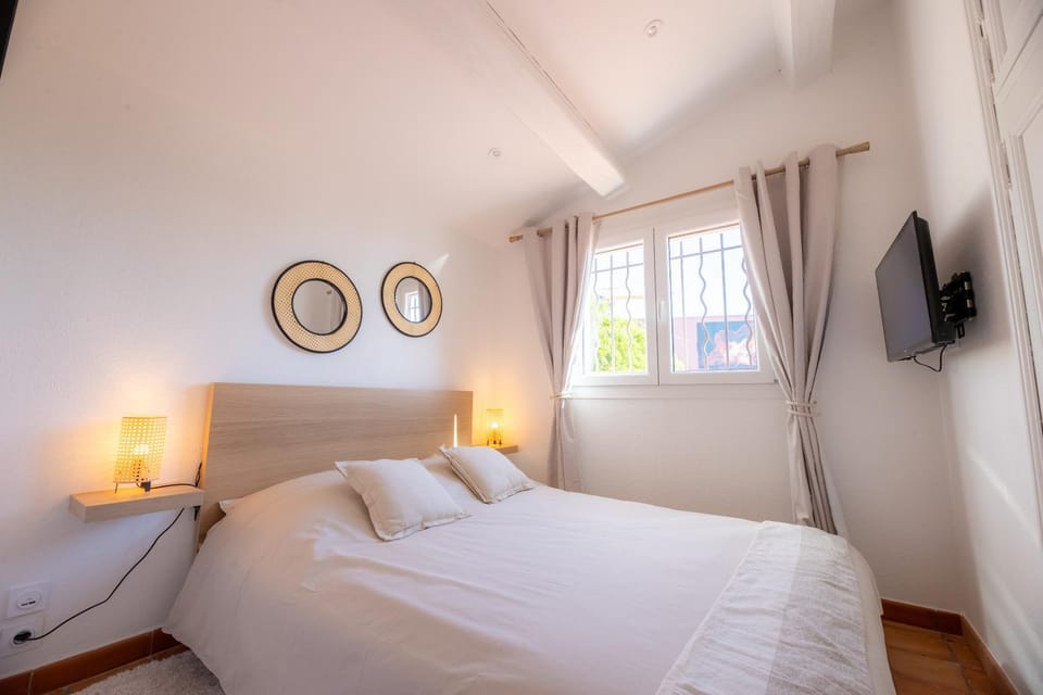 Bed, TV and multimedia, Photo of the whole room, Bedroom