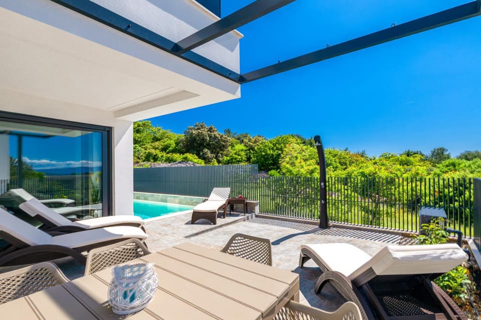 Natural landscape, Balcony/Terrace, Pool view, Swimming pool, sunbed