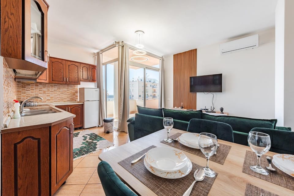 TV and multimedia, Kitchen or kitchenette, Living room, Dining area, Evening entertainment, air conditioner