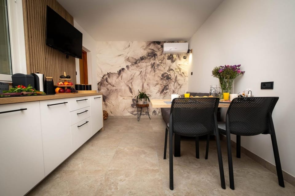 Kitchen or kitchenette, Seating area, Dining area