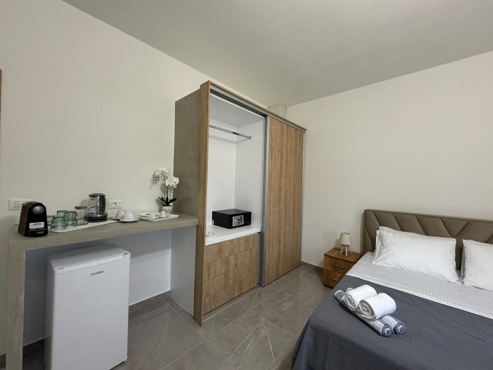 Bed, Coffee/tea facilities, Bedroom, towels, wardrobe