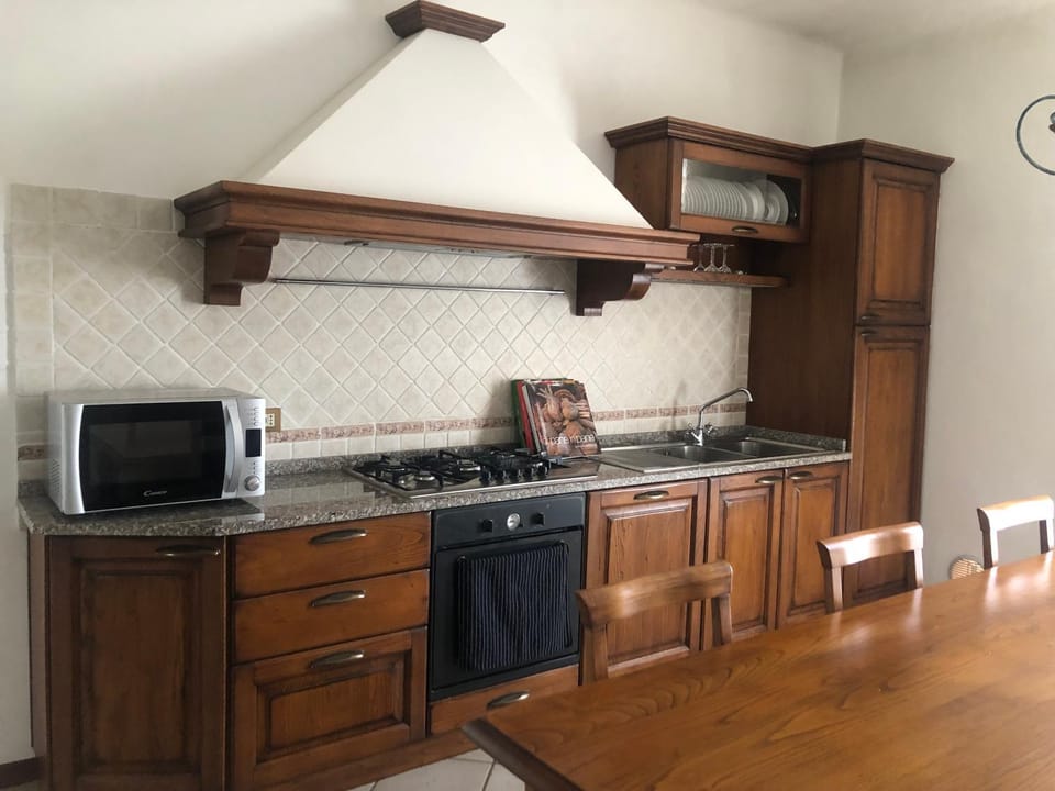 Kitchen or kitchenette, dishwasher, oven