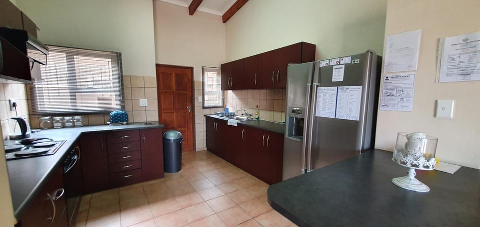 Kitchen or kitchenette, pet friendly, stove, toaster