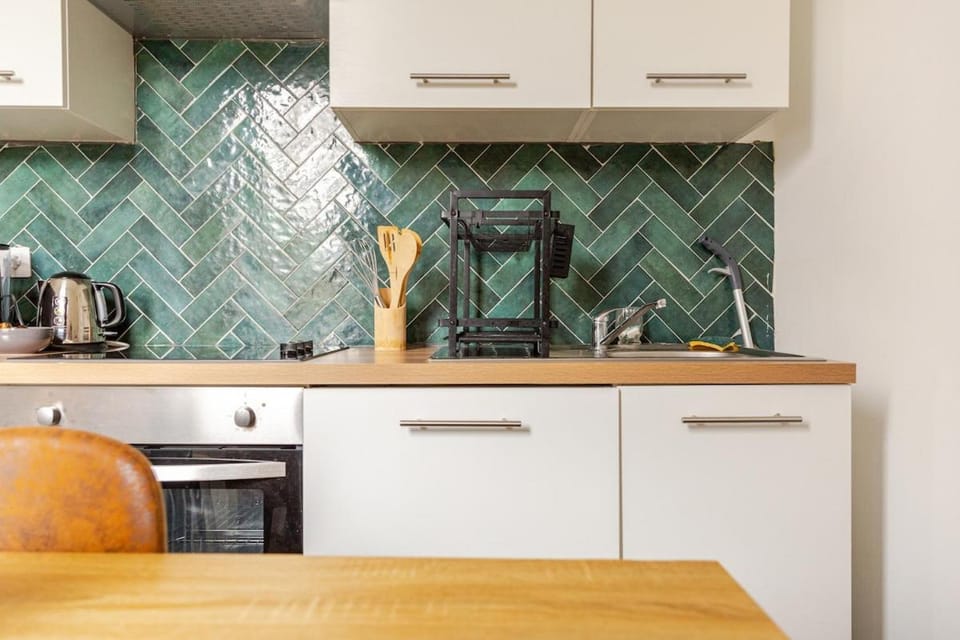 Coffee/tea facilities, Kitchen or kitchenette, Dining area, stove