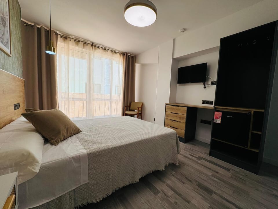 Communal lounge/ TV room, Bed, TV and multimedia, Photo of the whole room, Bedroom