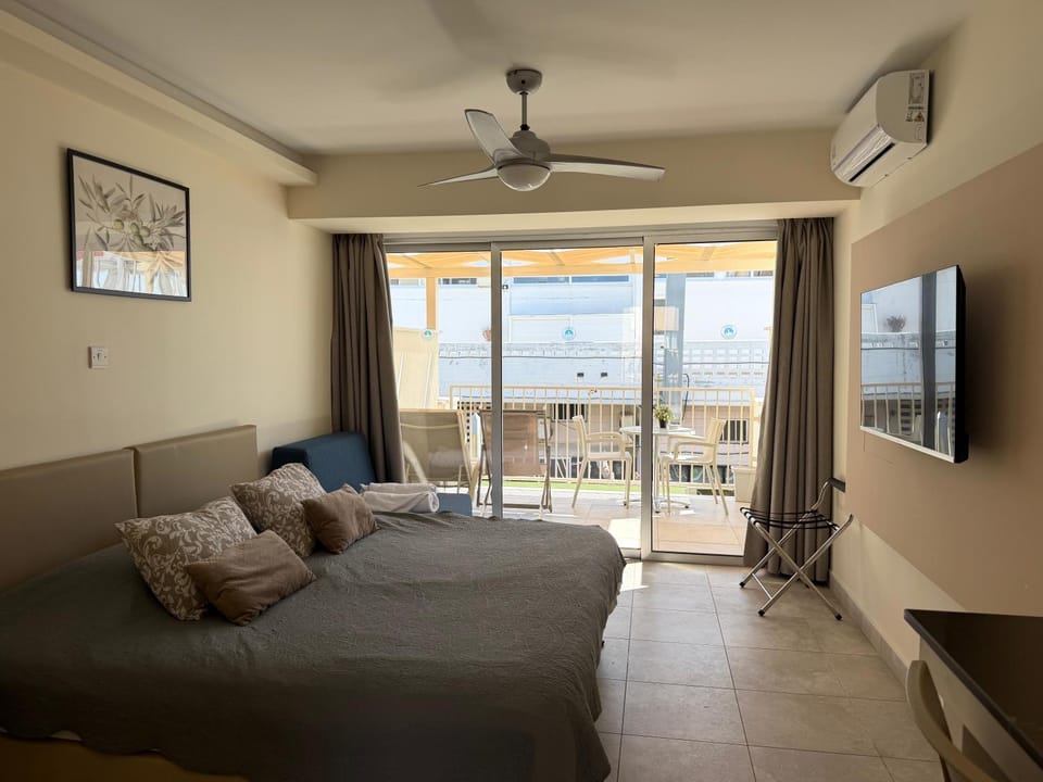 Bed, TV and multimedia, Photo of the whole room, Bedroom