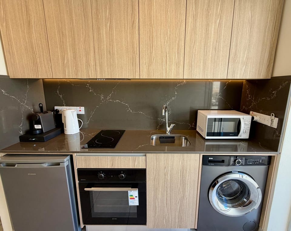 Coffee/tea facilities, Kitchen or kitchenette, oven, stove, washing machine
