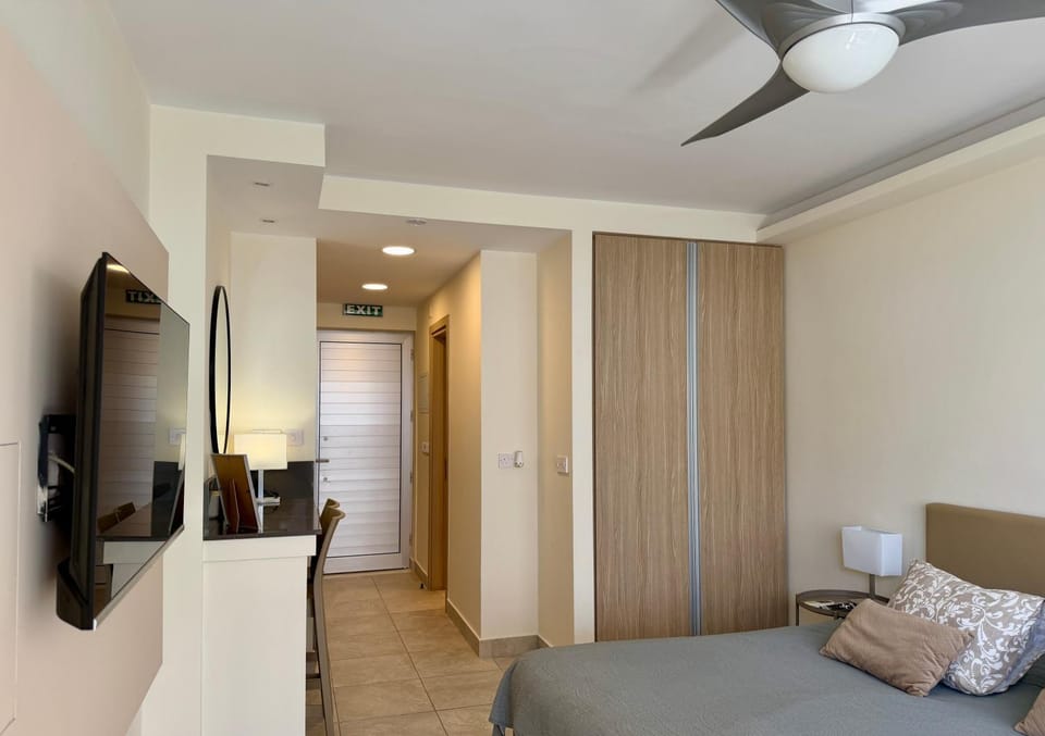 Bed, TV and multimedia, Photo of the whole room, Bedroom, wardrobe