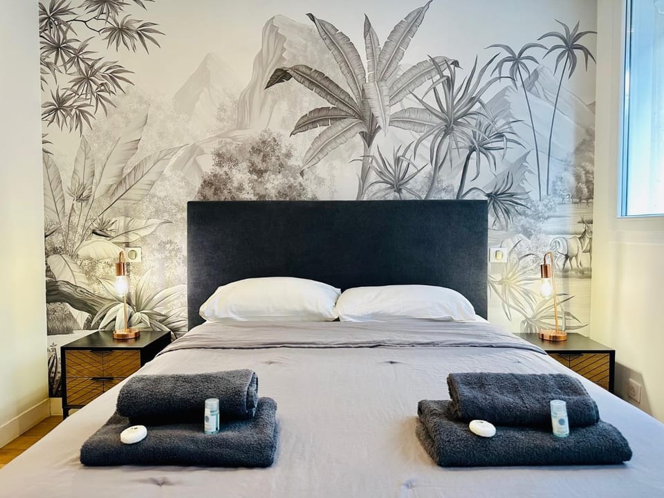 Bed, Photo of the whole room, towels