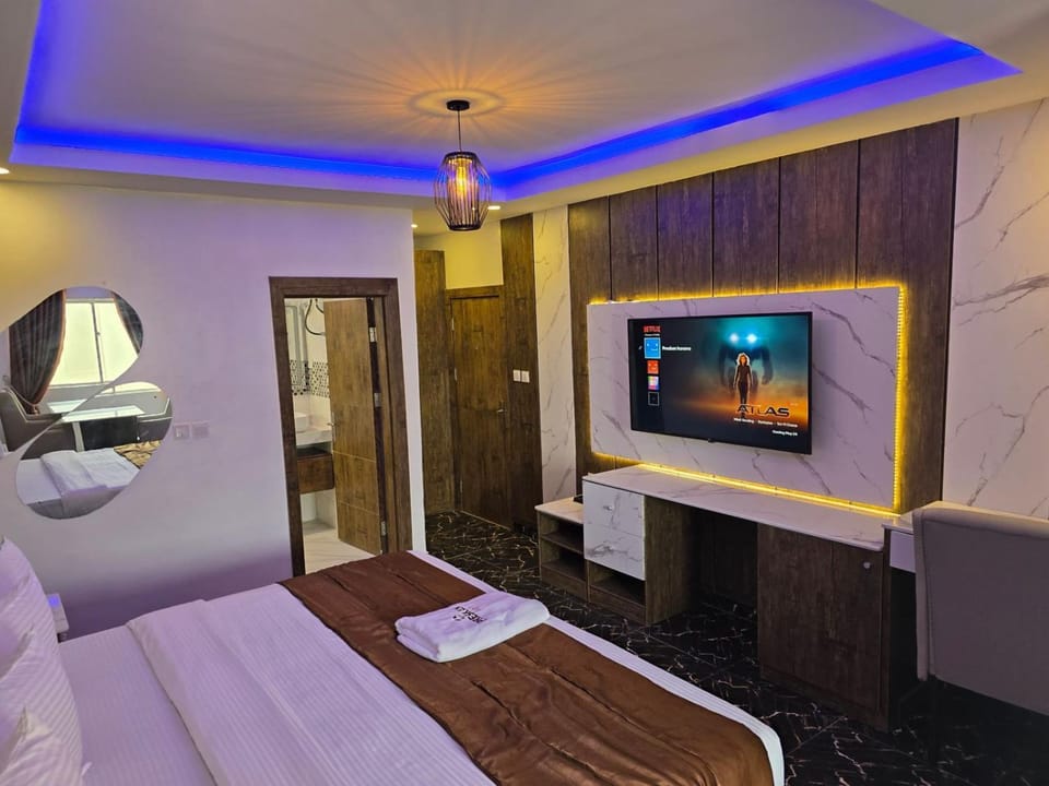 Bed, TV and multimedia, Photo of the whole room, Bedroom