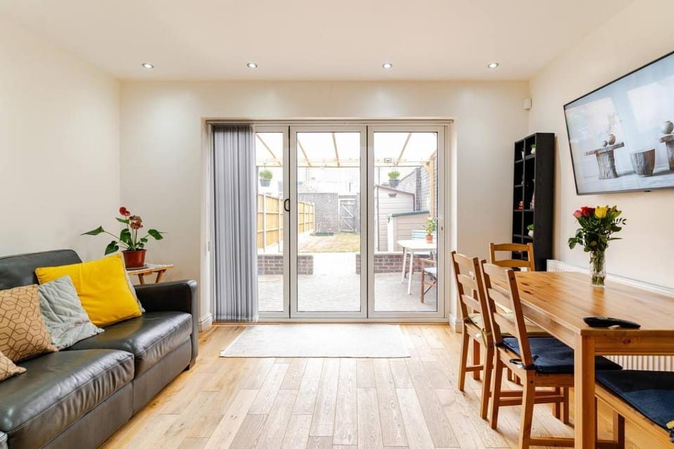 Communal lounge/ TV room, Communal lounge/ TV room, TV and multimedia, Living room, Seating area, Dining area, Evening entertainment