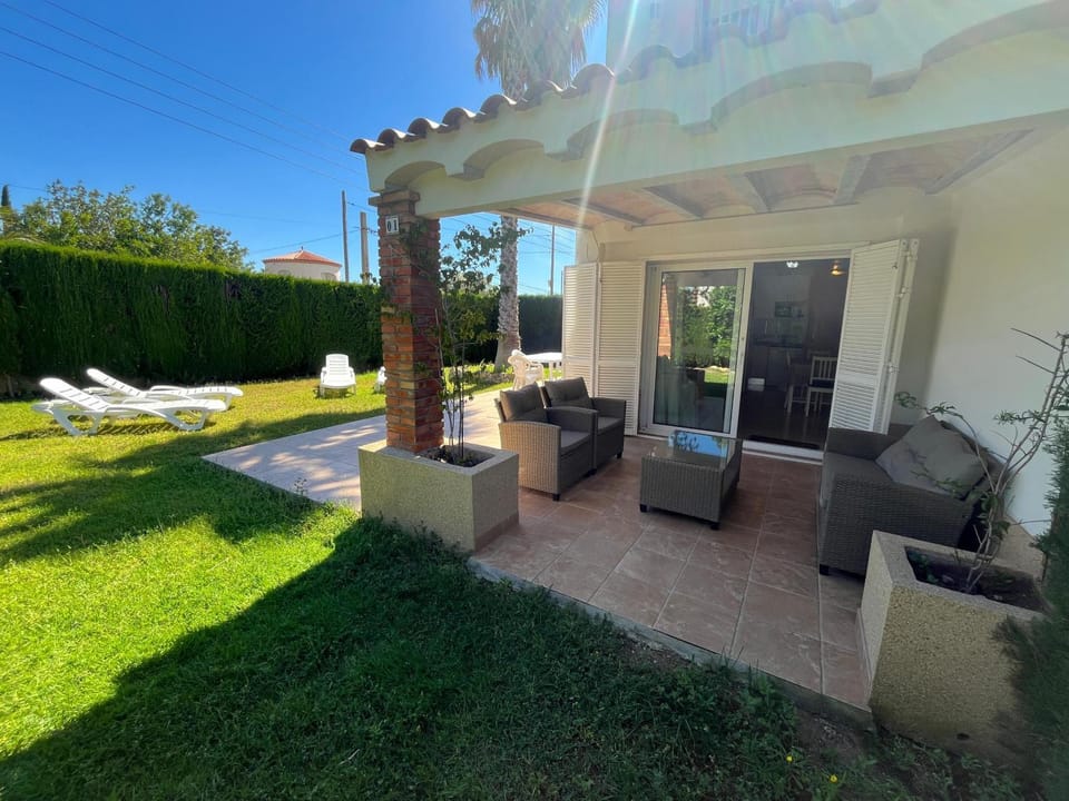Property building, Patio, Day, Garden, Balcony/Terrace, Garden view, sunbed