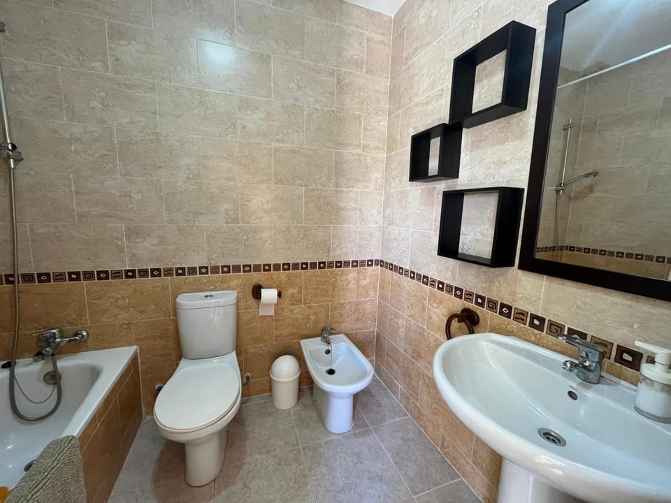 Shower, Toilet, Bathroom, Bath, bidet, towels