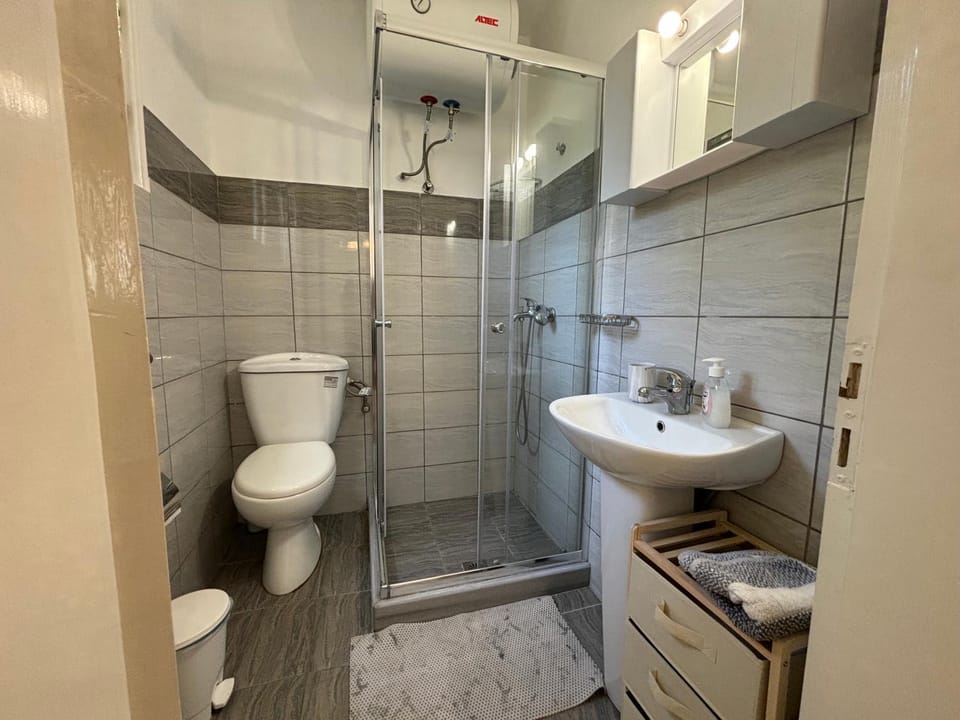 Shower, Toilet, Bathroom, towels