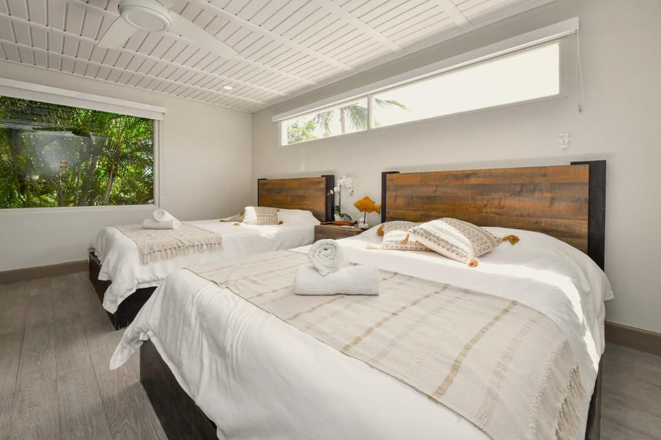 Bed, Bedroom, Garden view, towels
