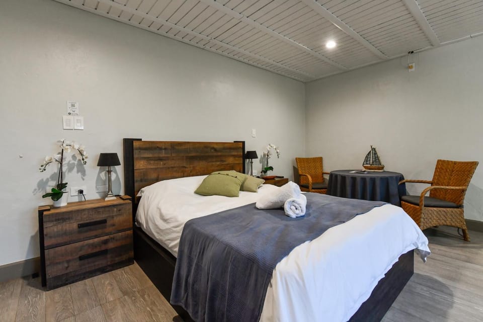 Bed, Seating area, Bedroom