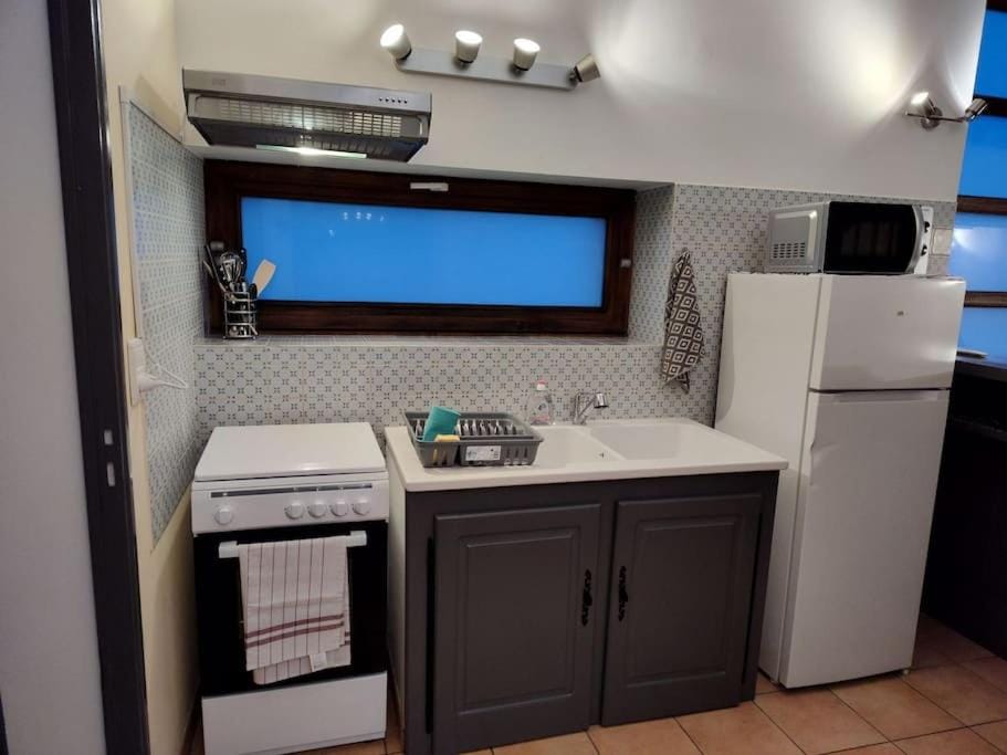 Kitchen or kitchenette, pet friendly, stove