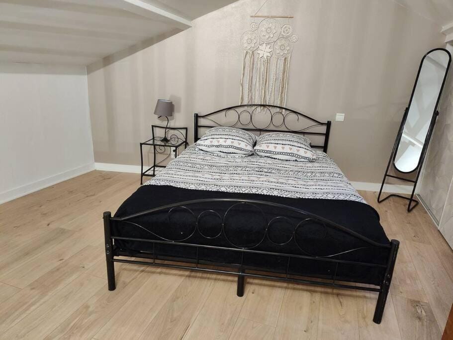 Bed, Photo of the whole room, Bedroom