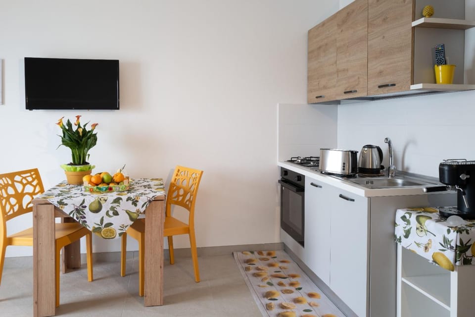 TV and multimedia, Coffee/tea facilities, Kitchen or kitchenette, oven, stove, toaster